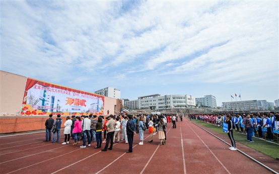 E:同步现代教育中心60510杜刚技能周全校师生员工参加学校第五届技能大赛暨宣传周活动开幕式.jpg